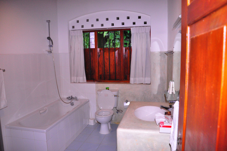 Bathroom 3, Serenity Lake Front Villa, Moratuwa