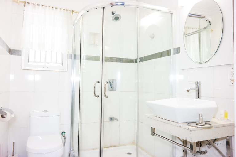 Bathroom 5, Quiet Pools Inn and Residence, Ikeja