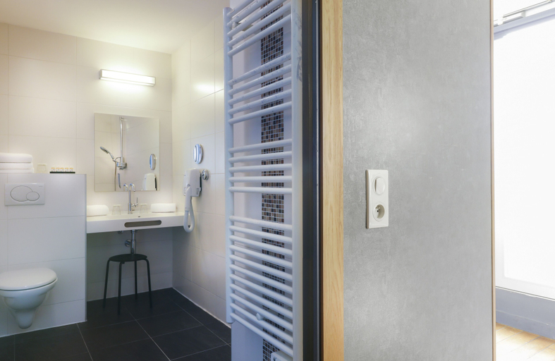 Bathroom 4, Hotel Ambre, Paris