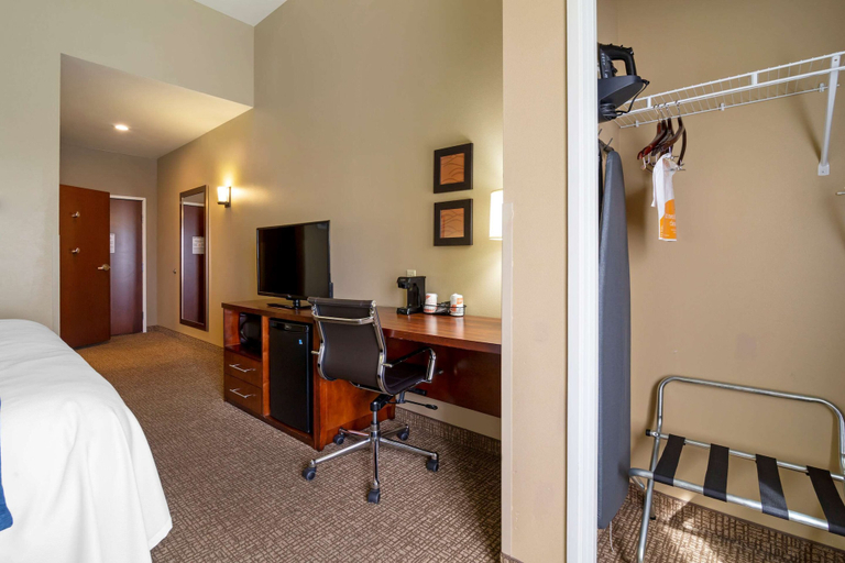 Bedroom 3, Comfort Inn & Suites Mandan - Bismarck, Morton