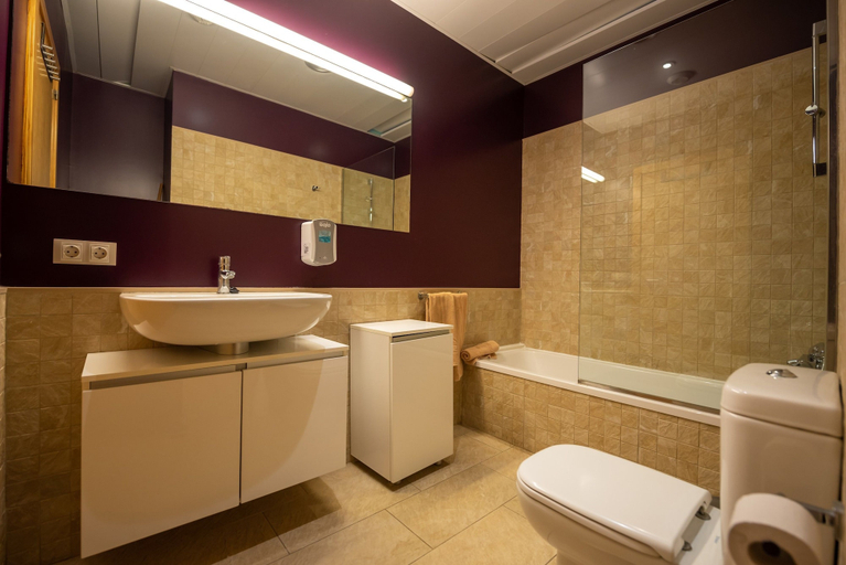 Bathroom 4, L'Arcada de Fares, Girona