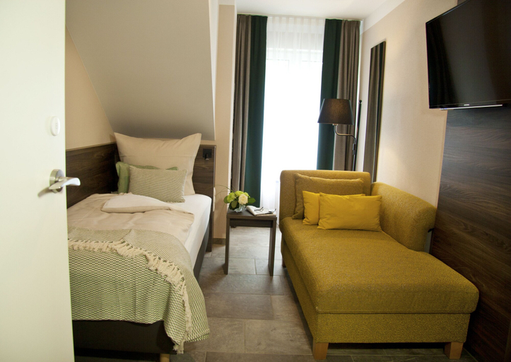 Bedroom 4, Hotel Am Moosrain, Erding