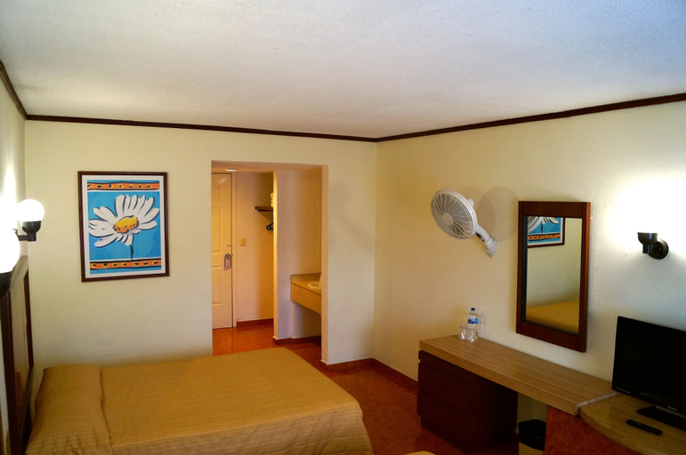 Bedroom 3, Hotel & Suites Villa del Sol, Morelia