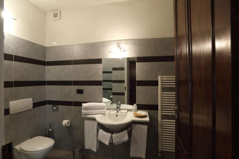 Bathroom 3, Locanda Dell'Orso Bevitore, Cuneo