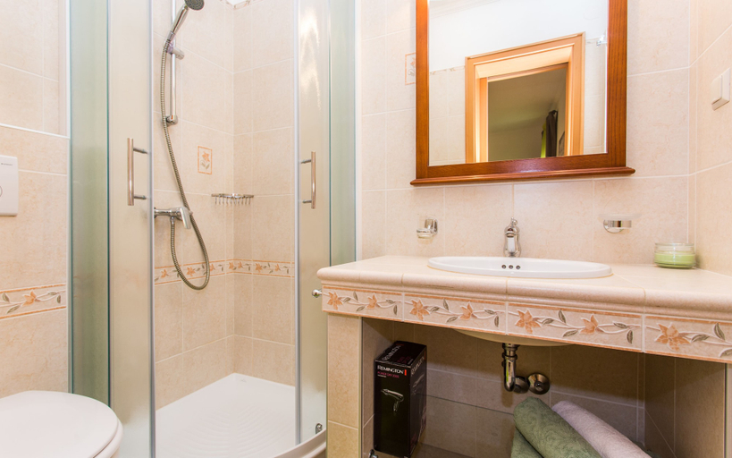 Bathroom 4, Apartmani Tina, Dobrinj