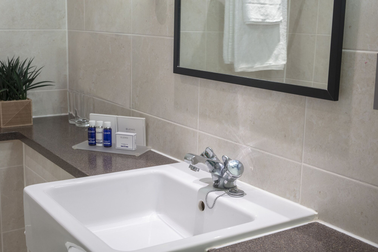 Bathroom 5, Stratford Manor Hotel, Warwickshire