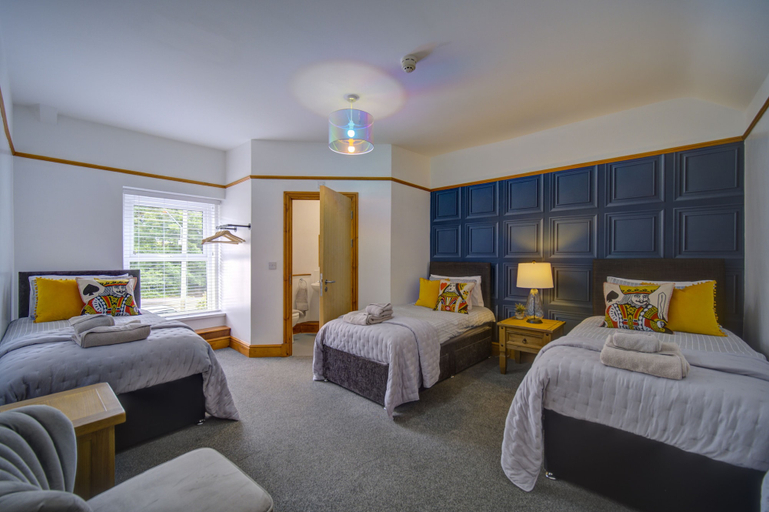 Bedroom 2, Ynys Arms, Neath Port Talbot