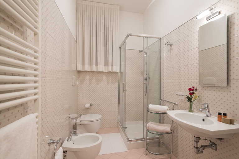 Bathroom 4, Villa Socini, Siena