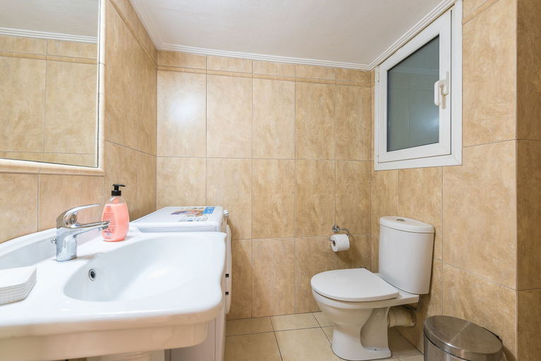 Bathroom 3, Victoria Familia Apartments, Attica