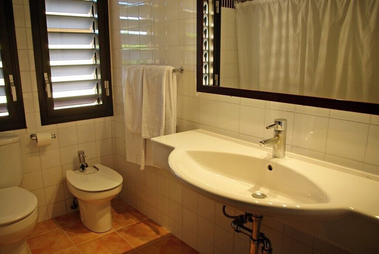 Bathroom 4, Apartamentos Beach & Golf Resort, Girona