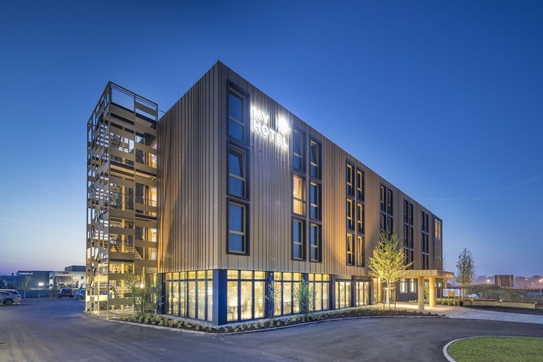 Exterior & Views
