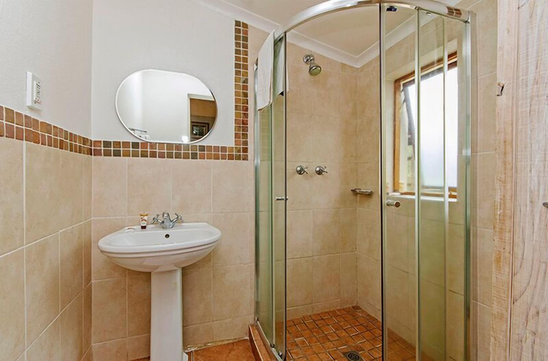 Bathroom 4, Stornoway Lodge, West Rand