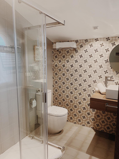 Bathroom 5, La Fuentona De Santillana, Cantabria