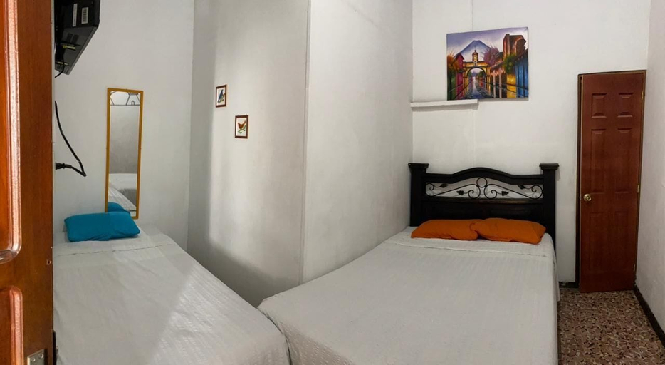 Bedroom 4, Feathers Hotel and Lounge - Hostel, Antigua Guatemala