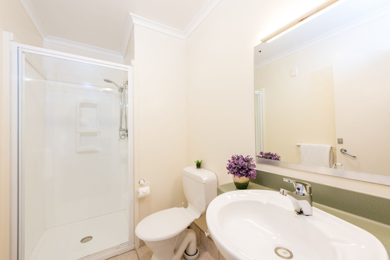 Bathroom 4, Albany Oak Motel, Waitakere