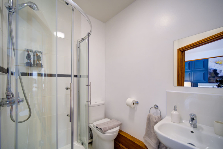 Bathroom 4, Ynys Arms, Neath Port Talbot