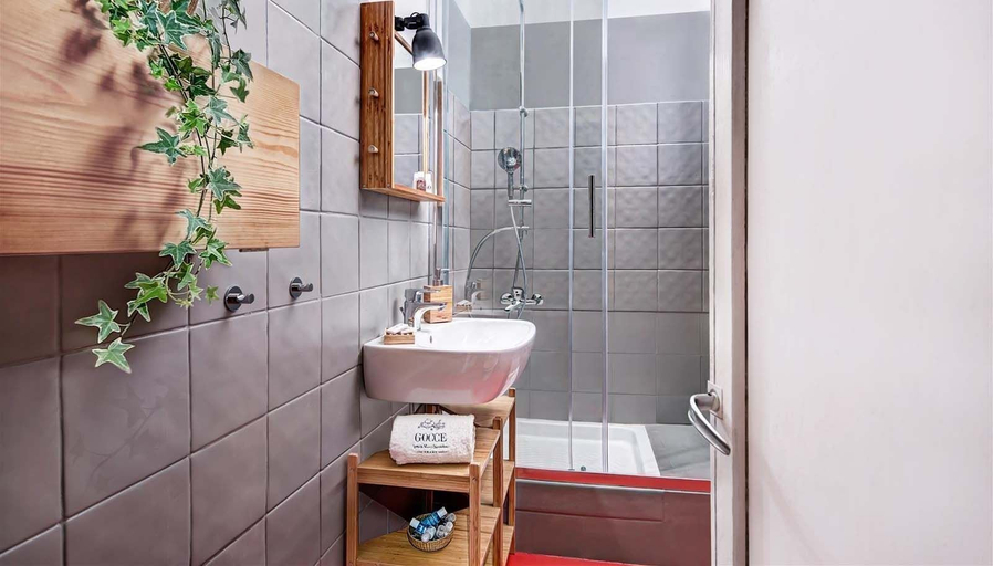 Bathroom, Nilo's Apartment, Napoli