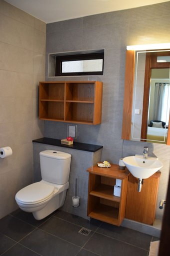 Bathroom 4, VillaSun, Black River