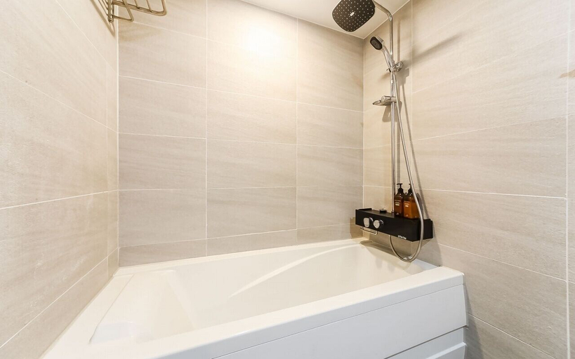 Bathroom 4, Beach Hotel, Yeongdo