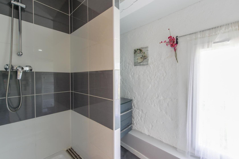 Bathroom 5, Clos de la Colombe, Hérault
