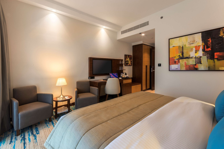 Bedroom 4, Golden Tulip Media Hotel, Dubai