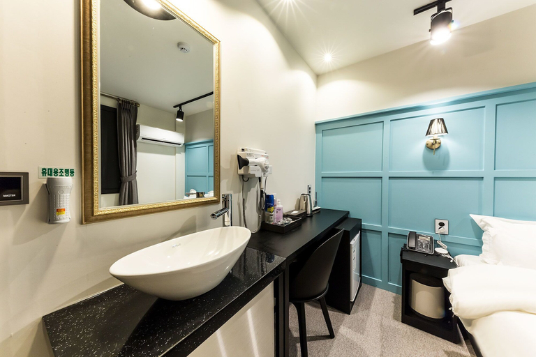 Bathroom 4, Raha, Dong-daemun
