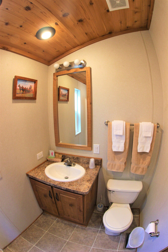 Bathroom 4, Crater Lake Resort, Klamath