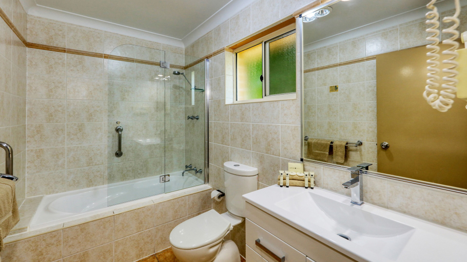 Bathroom 5, Edward Parry Motel & Apartments, Tamworth Regional - Pt A