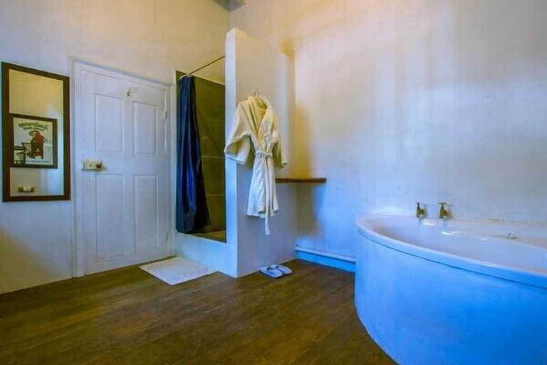 Bathroom 3, The Barracks, Pixley ka Seme