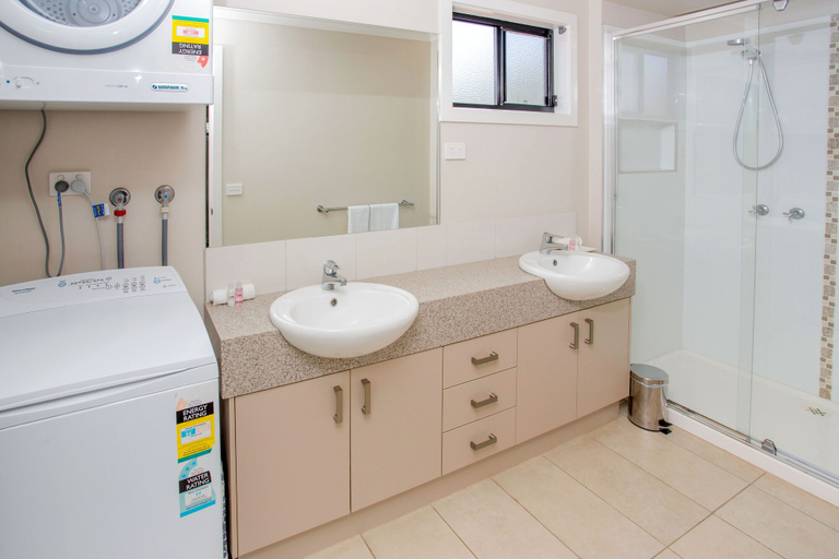 Bathroom 5, BIG4 Traralgon Park Lane Holiday Park, Latrobe - Traralgon