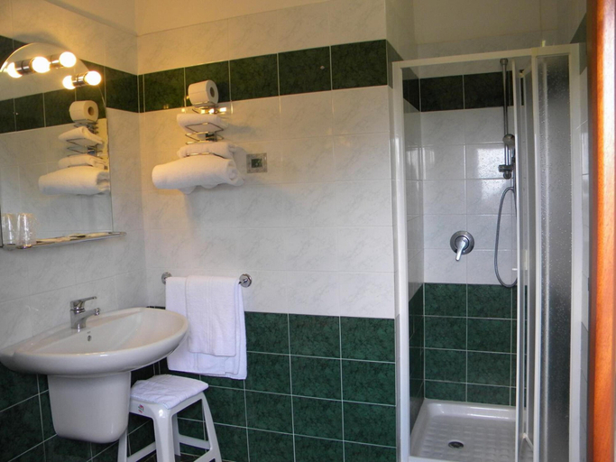 Bathroom 5, Hotel La Rosa del Tirreno, Livorno