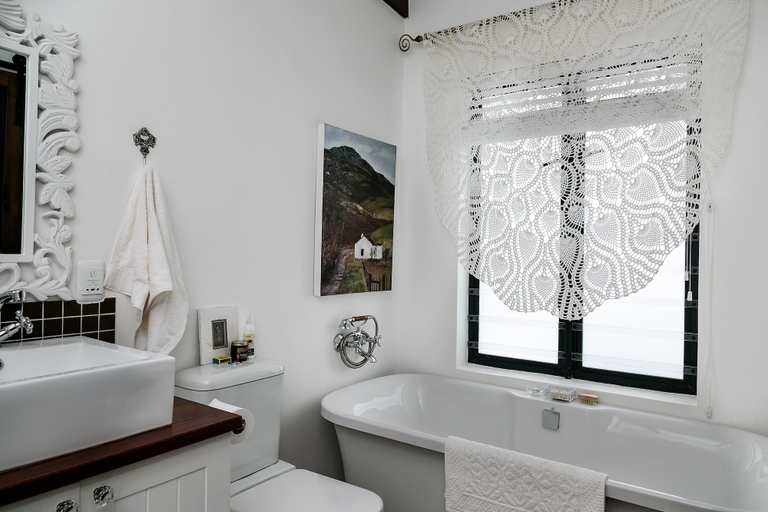 Bathroom 3, Narnia Guest house, Eden