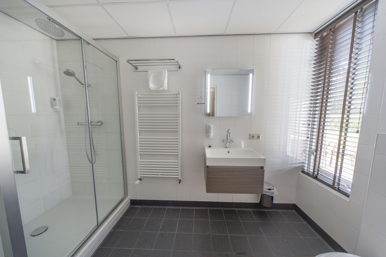 Bathroom 3, Fletcher Hotel-Restaurant Het Veluwse Bos, Apeldoorn