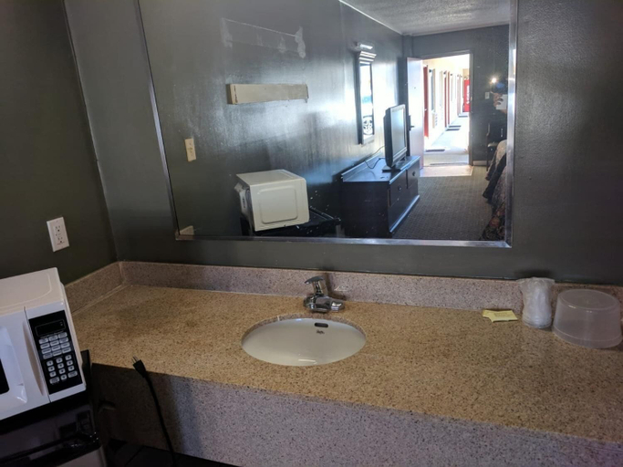 Bathroom 4, Budget Motor Lodge, New Castle