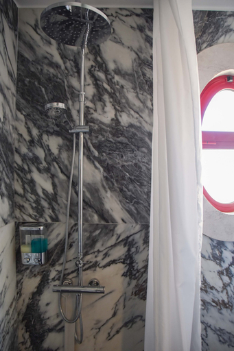Bathroom 3, Tia Malaca, Sintra