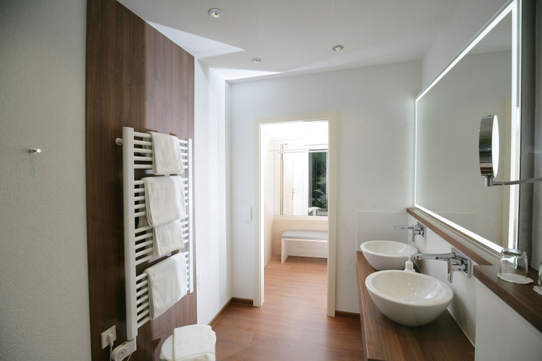 Bathroom 5, Badhotel Restaurant Stauferland, Göppingen