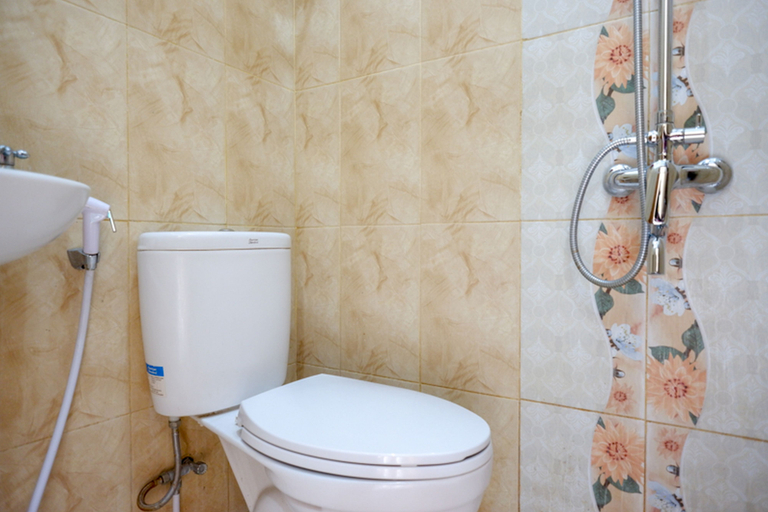 Bathroom 4, RedDoorz @ Jalan Parangtritis, Bantul
