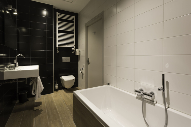 Bathroom 5, Rijksmonument Hotel de Sprenck, Middelburg