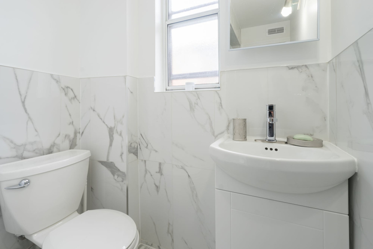 Bathroom 3, Applewood Suites - 4 BDRM King West, Toronto