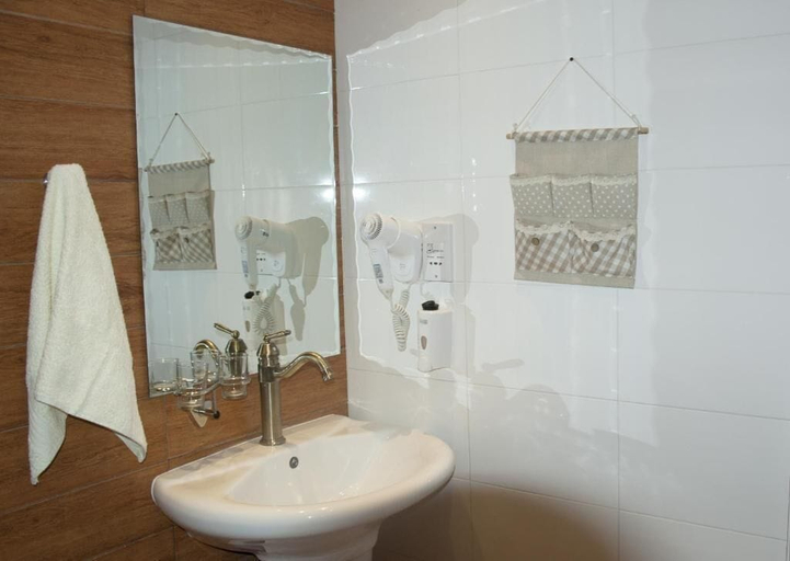 Bathroom 3, Sunrise Arches Apartments