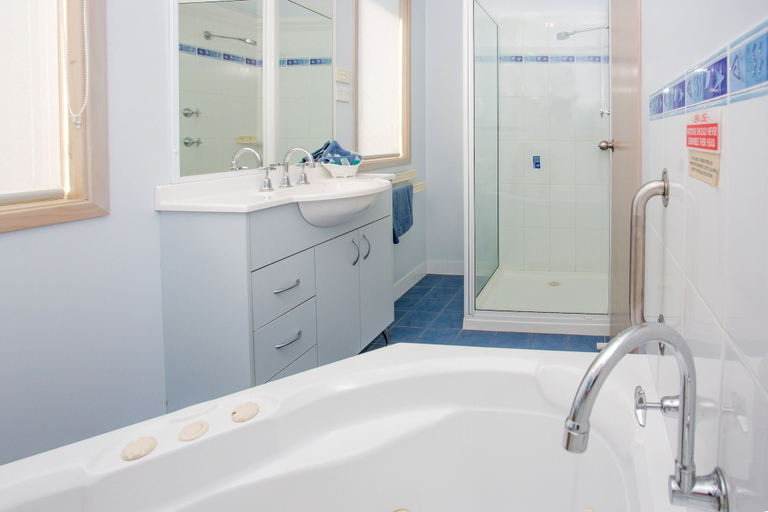 Bathroom 4, BIG4 Batemans Bay At Easts Riverside Holiday Park, Eurobodalla