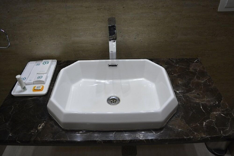 Bathroom 4, Hotel Dolives, Panipat