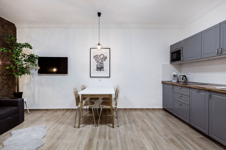 Others 5, Nyar 7 Apartment, Budapesti