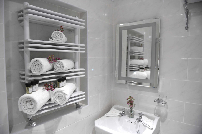 Bathroom, Glenduff Manor House