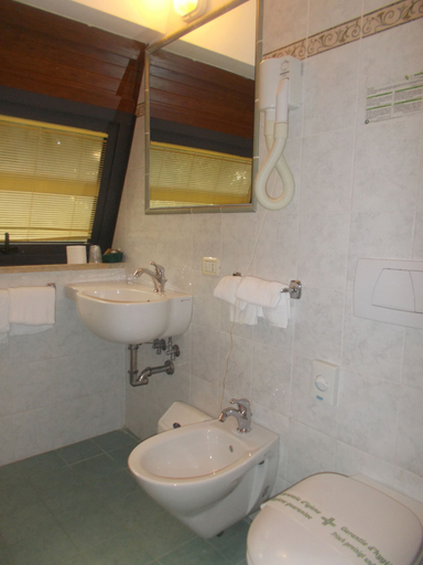 Bathroom 5, Hotel Nedy, Massa Carrara