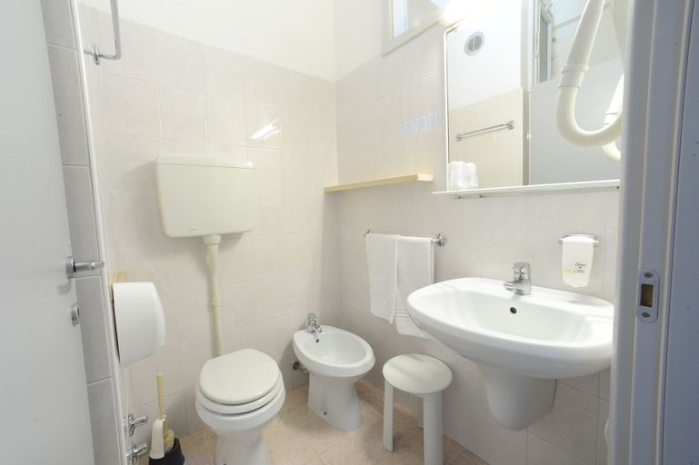 Bathroom 5, Hotel Caribe by Double Hospitality, Verona