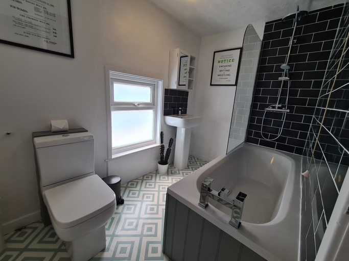 Bathroom, Ty Morgans Apartments, Powys