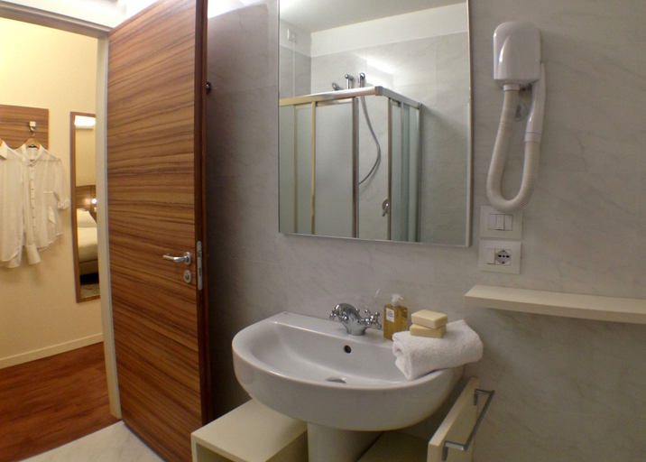 Bathroom 5, Hotel Forum, Milano