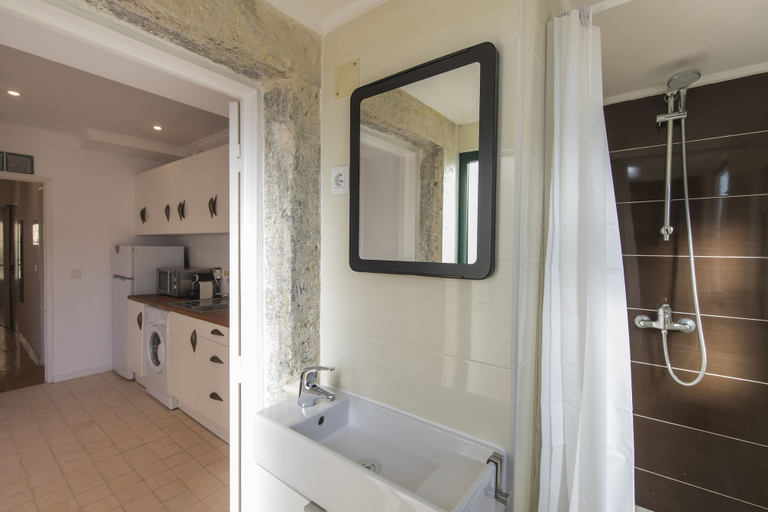 Bathroom 4, A Pearl in Graceland, Lisbon