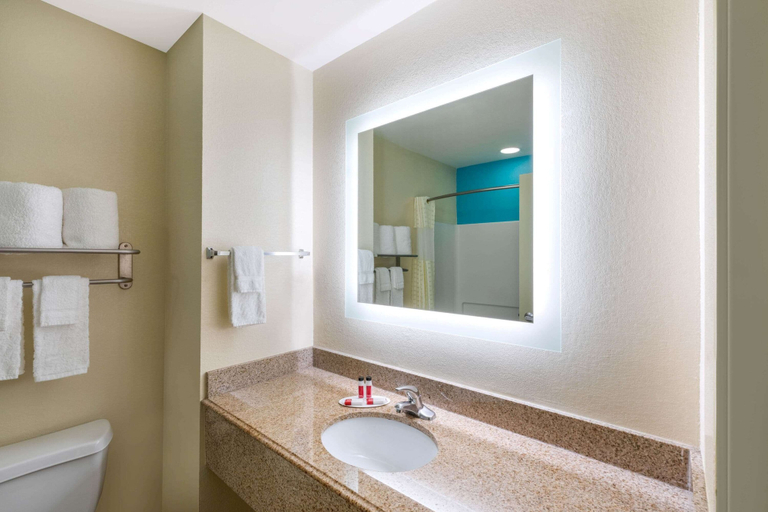 Bathroom 3, Howard Johnson by Wyndham Houma, Terrebonne